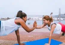 To kvinder træner sammen