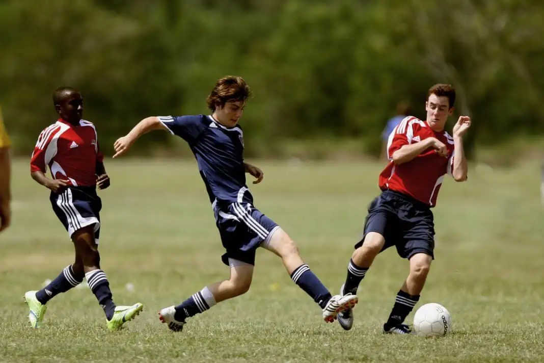 Tre unge gutter spiller fodbold
