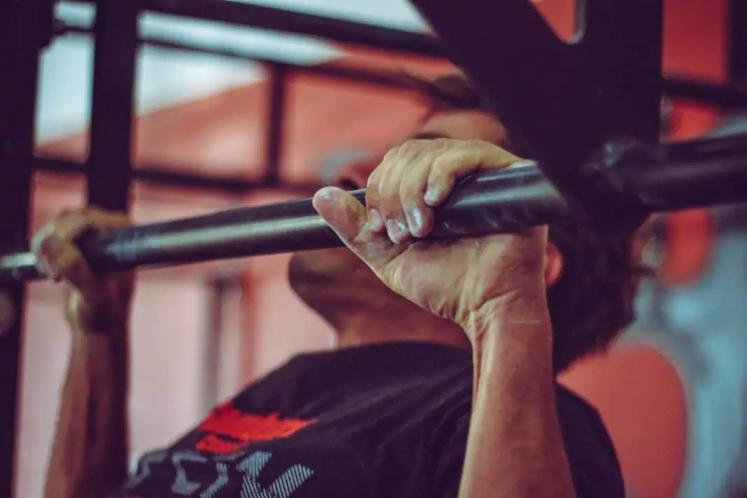 Mand laver pull ups på en pull up stang